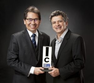 O vice-presidente da Engetron, Marcos Pego recebe o prêmio "A Escolha do Leitor" pelo diretor da revista Infor Channel Hicham Ibraim.