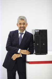 Aluisio de Oliveira, presidente da Engetron, em lançamento de nobreaks modulares.