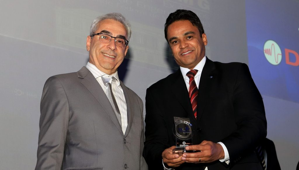 Cristiano Menezes, Diretor Comercial da Digitek, recebe o prêmio, em nome da empresa