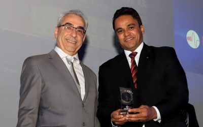 Cristiano Menezes, Diretor Comercial da Digitek, recebe o prêmio, em nome da empresa