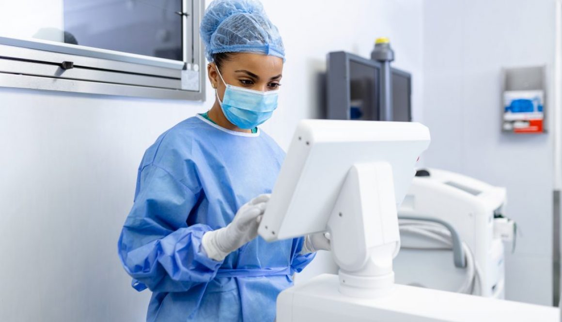 Como nobreaks protegem equipamentos hospitalares?