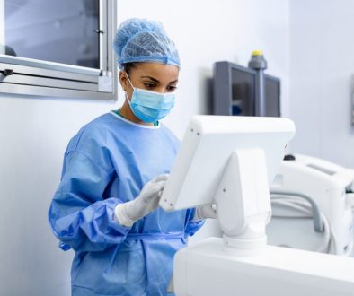 Como nobreaks protegem equipamentos hospitalares?