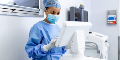 Como nobreaks protegem equipamentos hospitalares?