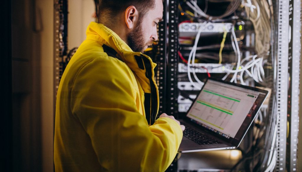 Instabilidade na rede: por que seus dispositivos precisam de nobreaks