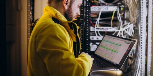 Instabilidade na rede: por que seus dispositivos precisam de nobreaks